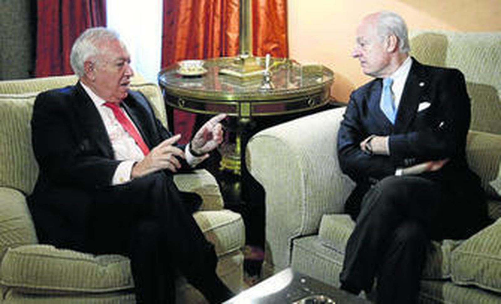 García-Margallo, ayer antes de un almuerzo de trabajo con el enviado especial de la ONU para Siria, Staffan de Mistura.