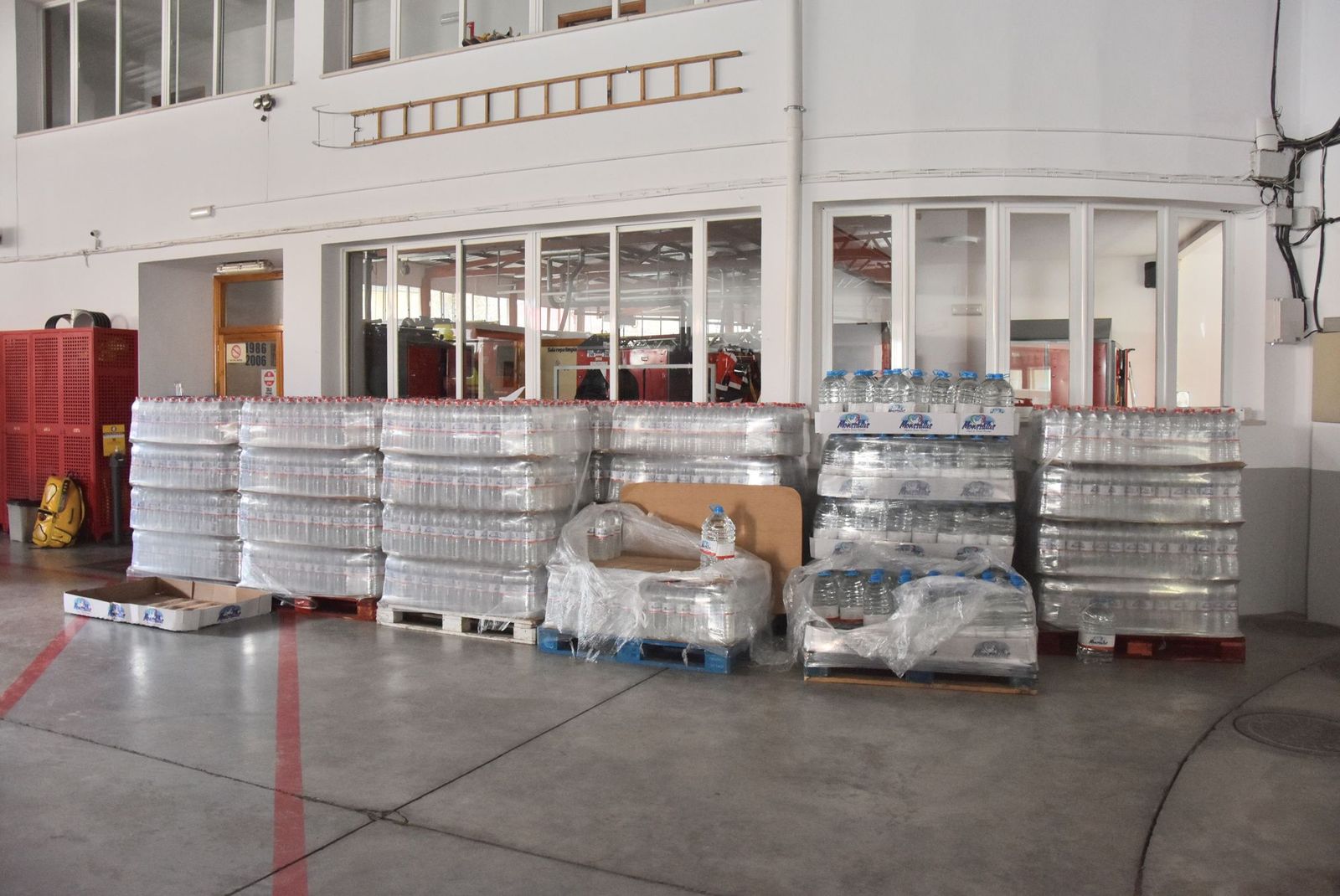 Imagen de un almancén de agua embotellada