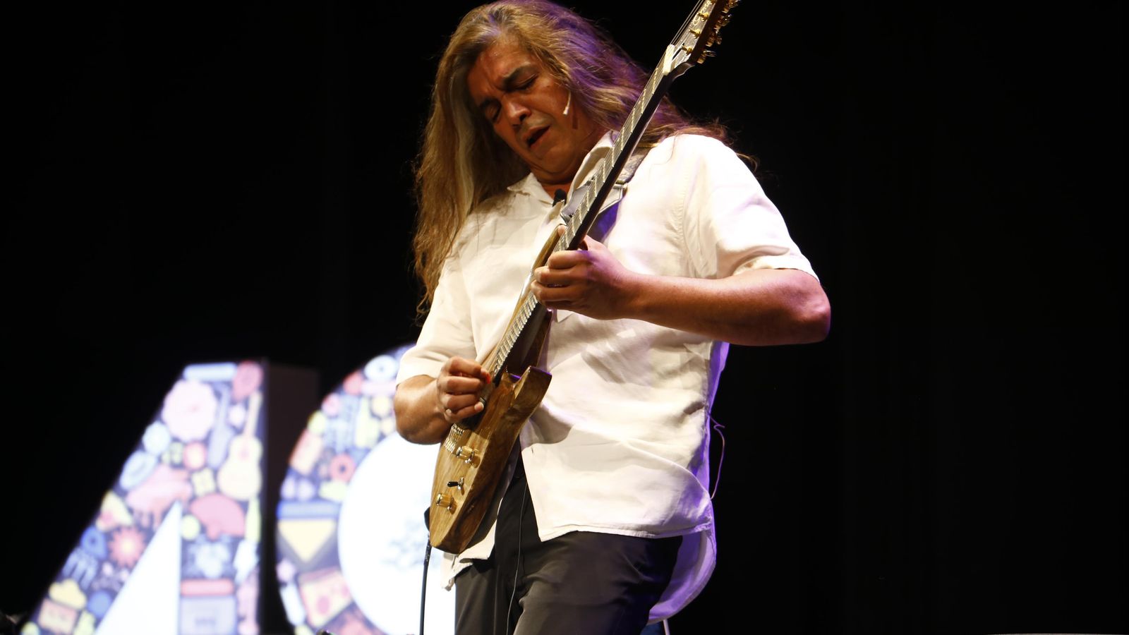 Paco Salinas tocando la guitarra.