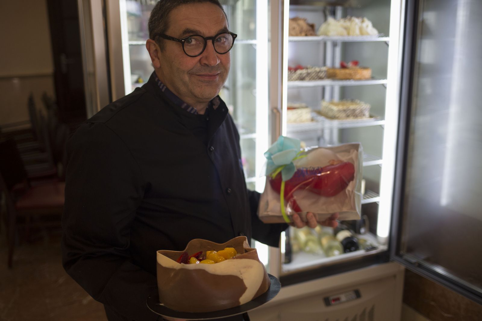 David Verdú muestra algunas de las creaciones de su obrador