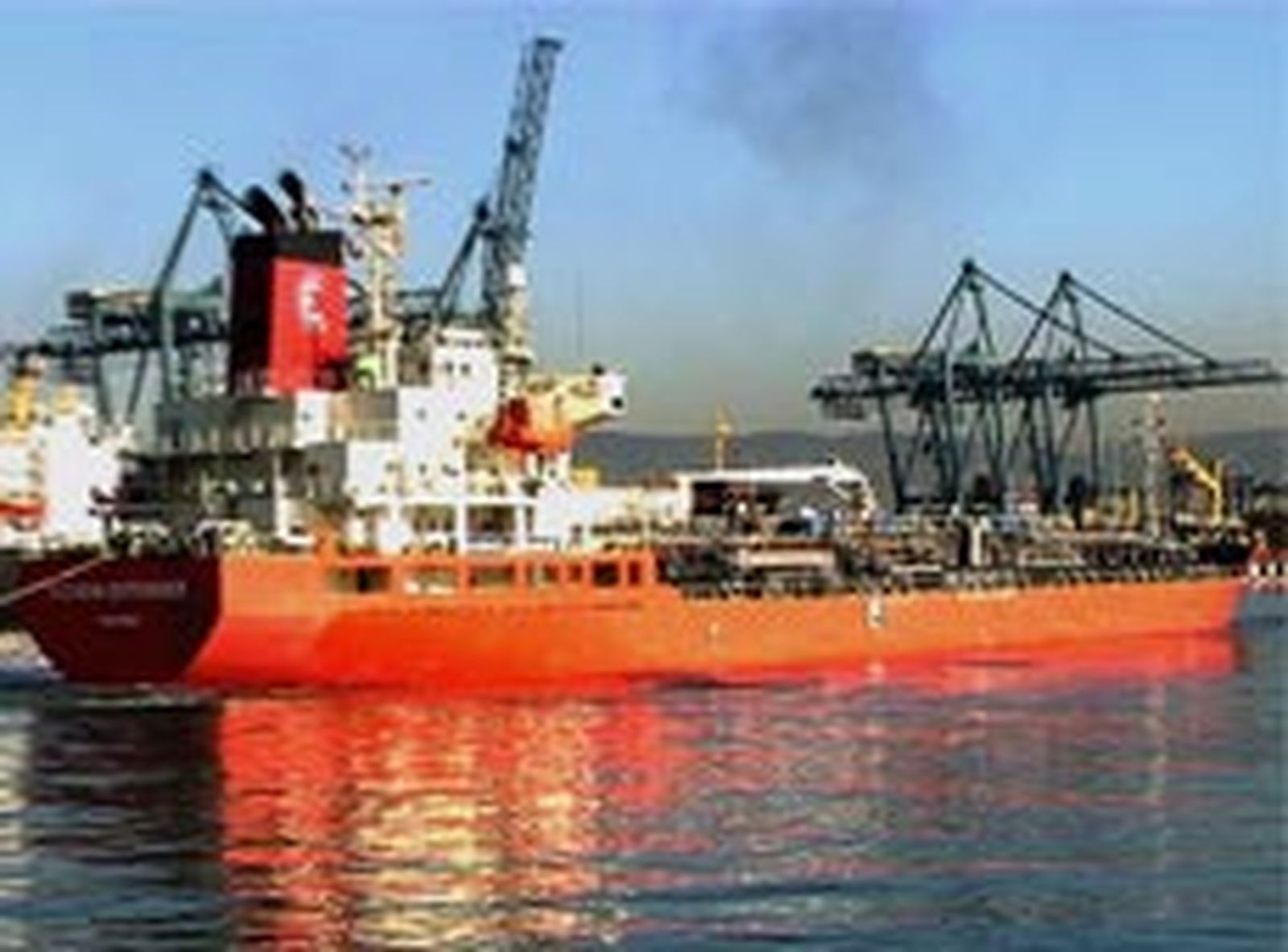 Llega a Barcelona el primer barco con agua potable