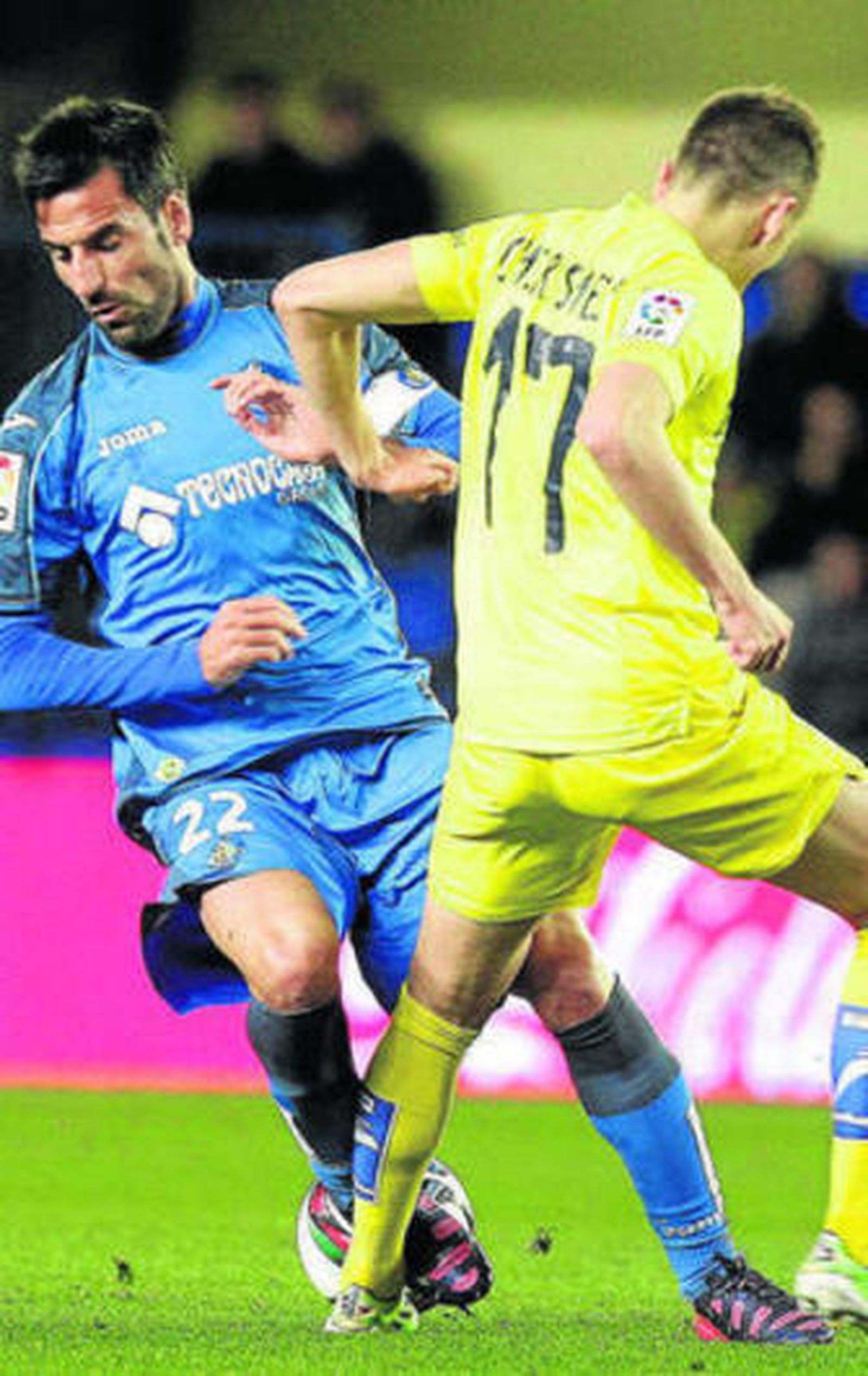 Cheryshev disputa el balón con Juan Rodríguez.