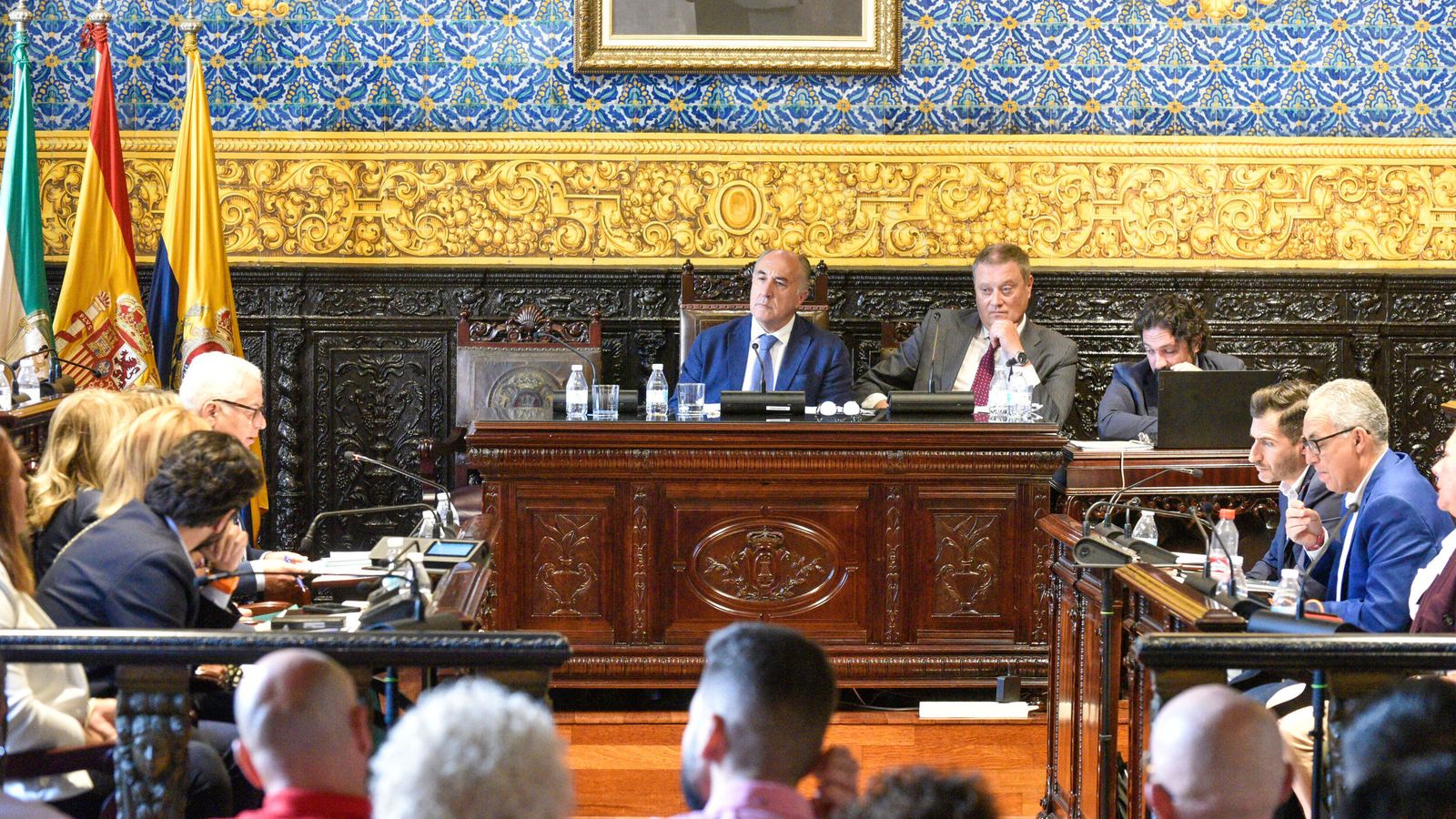Pleno de Algeciras, con José Ignacio Landaluce, acompañado del secretario municipal.