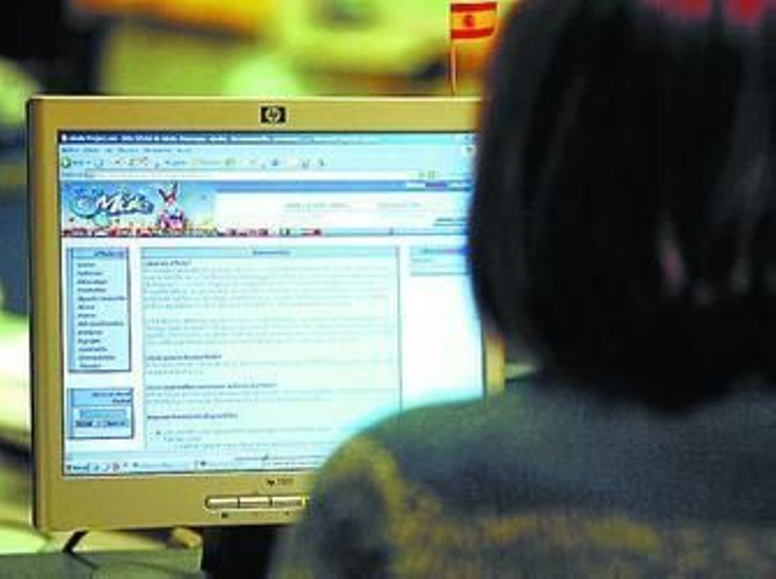 Una usuaria visita una web de descargas.