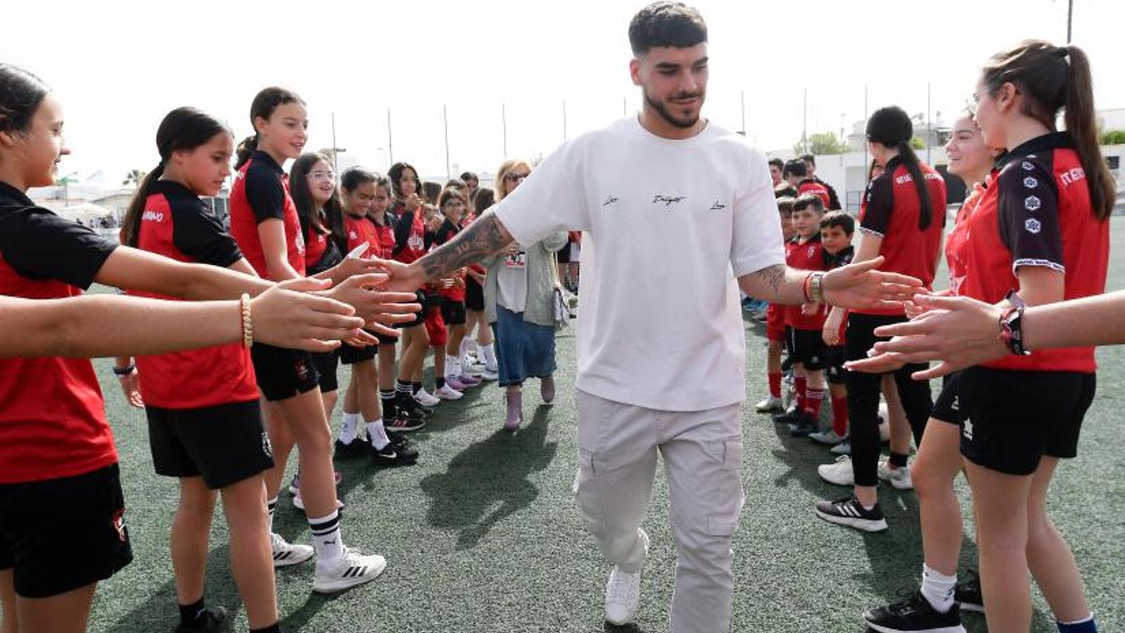 Isaac saluda a los equipos femeninos antes del Antoniano-Águilas.