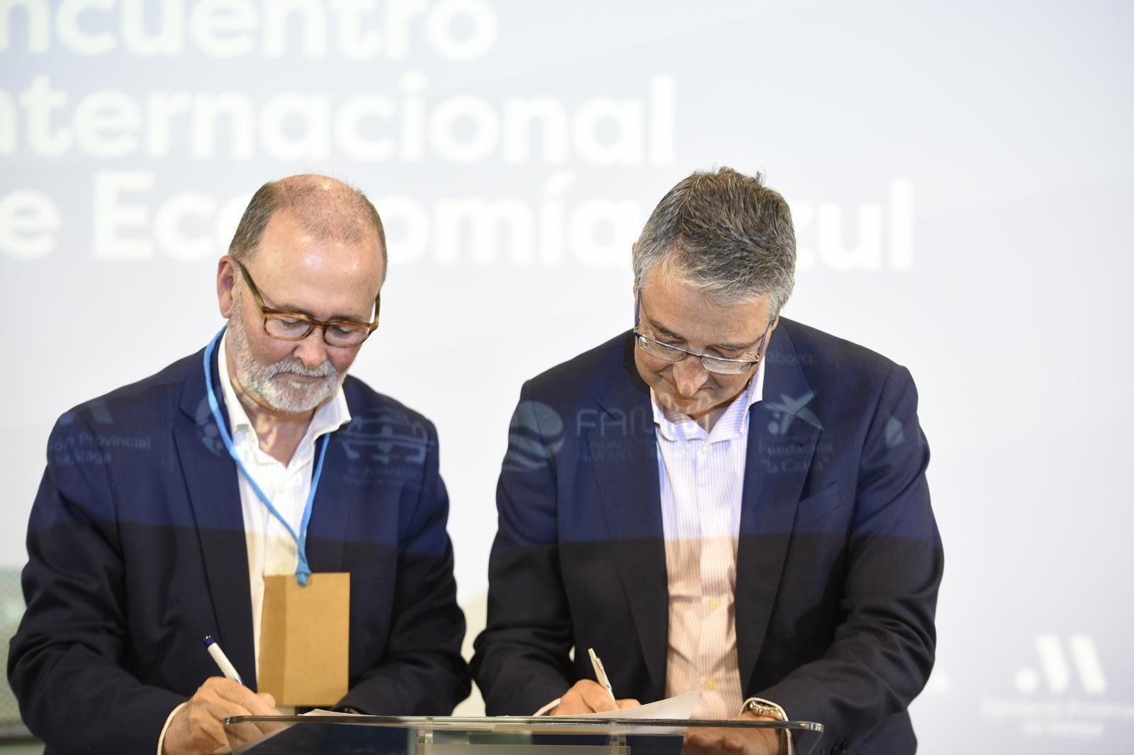 Los alcaldes de ambos municipios firmando la alianza