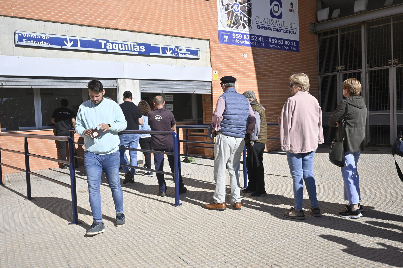 Ambiente en la venta de entradas, para el partido de Copa del Rey en el Colombino