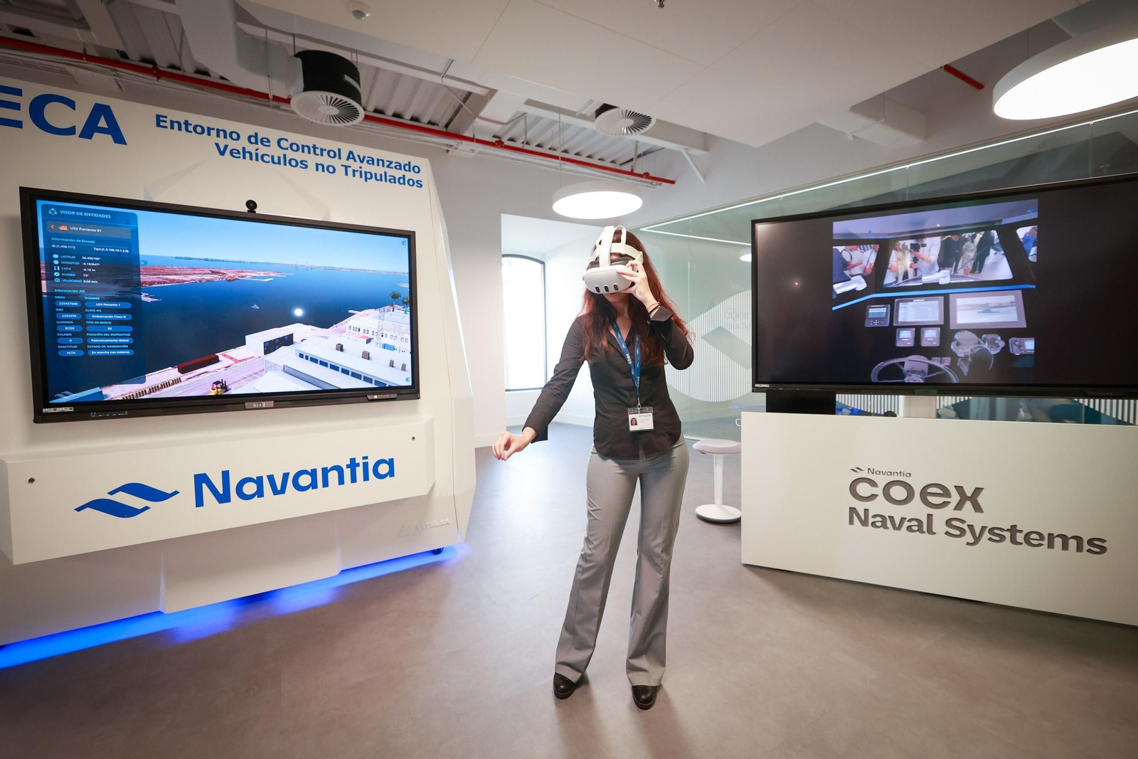 Una trabajadora de Navantia, con gafas de realidad aumentada en el Centro de Excelencia de Sistemas Navales.