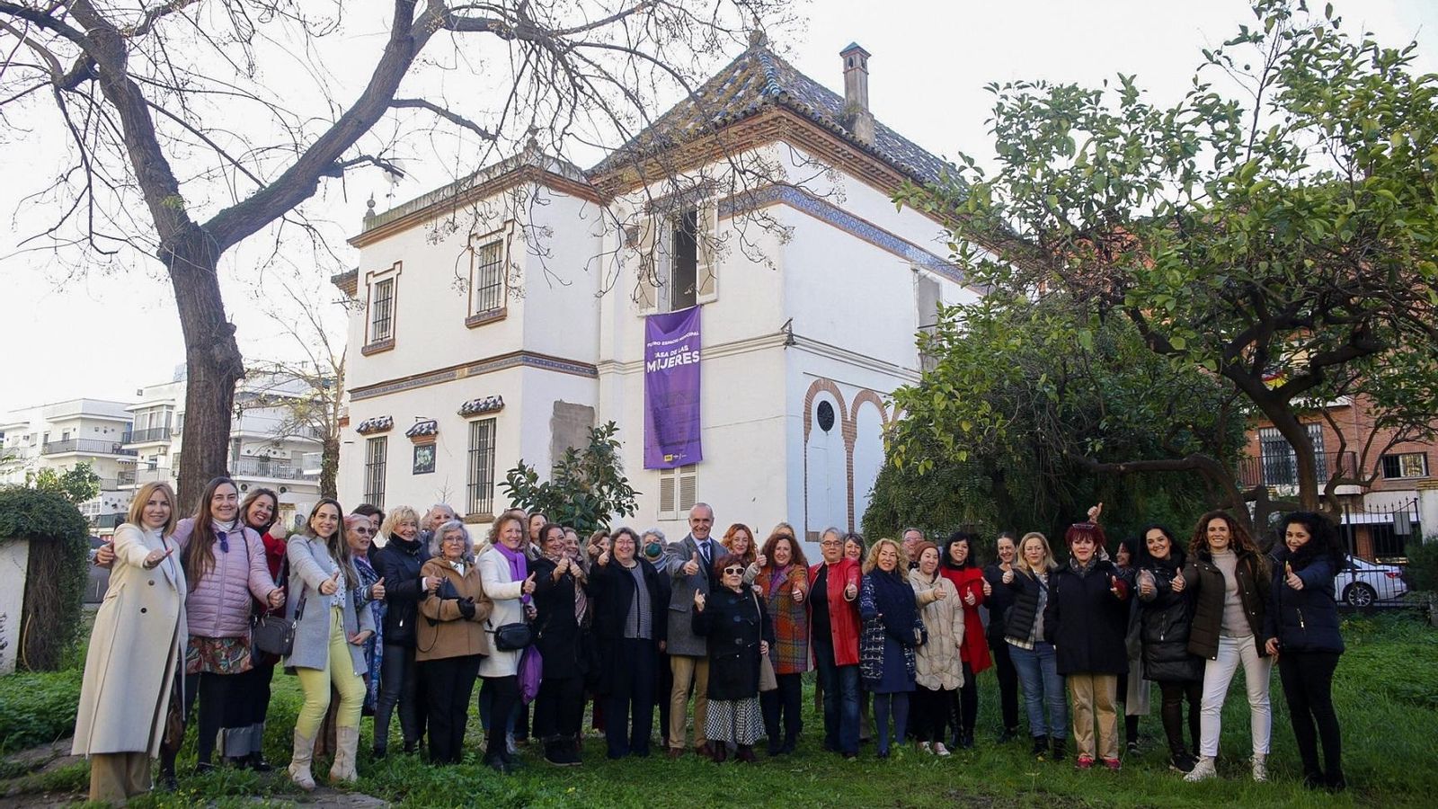 El alcalde con las miembros del Consejo Municipal de la mujer