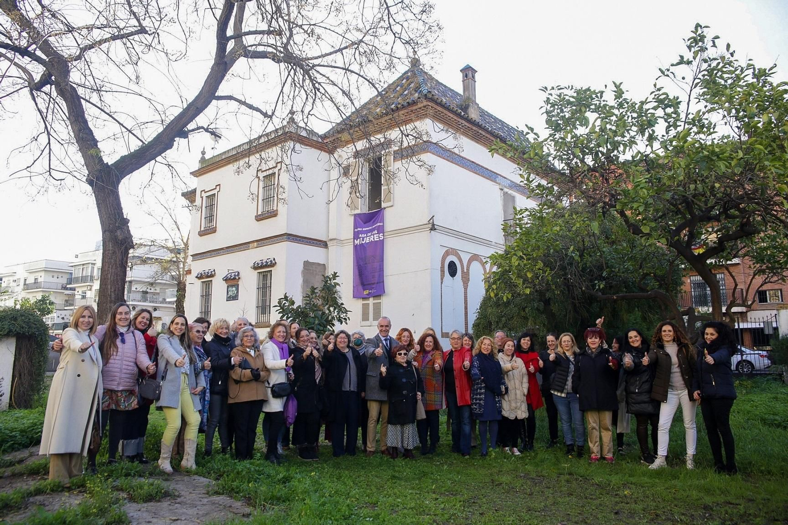 El alcalde con las miembros del Consejo Municipal de la mujer