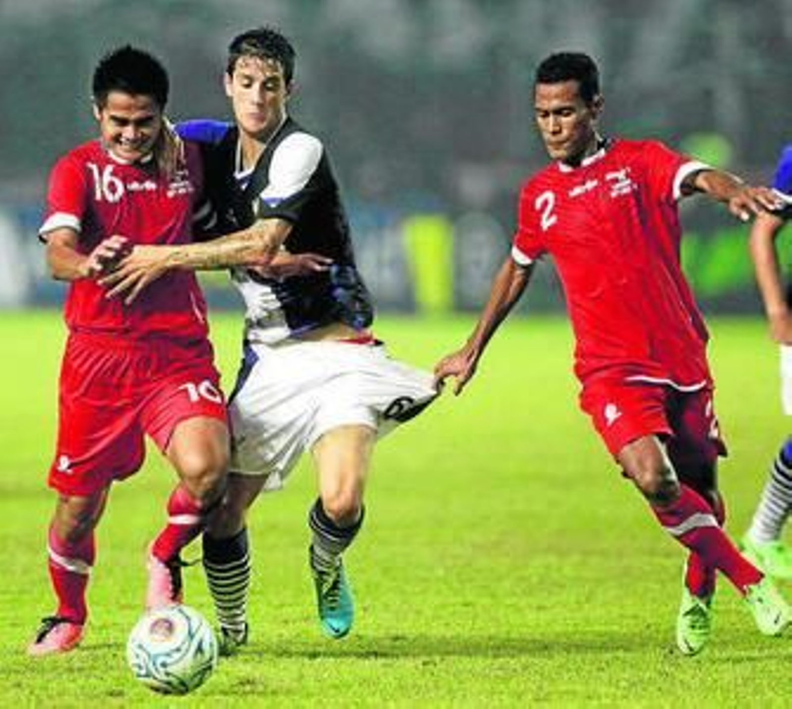 Luis Alberto, agarrado en un lance de un amistoso en Jakarta.