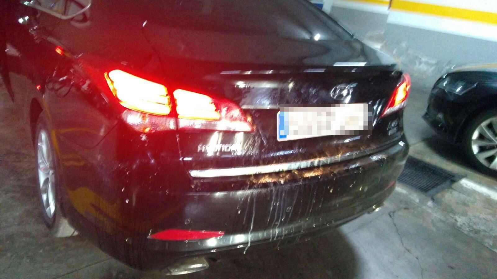 Restos de huevos arrojados en la trasera de un vehículo de alquiler con conductor.