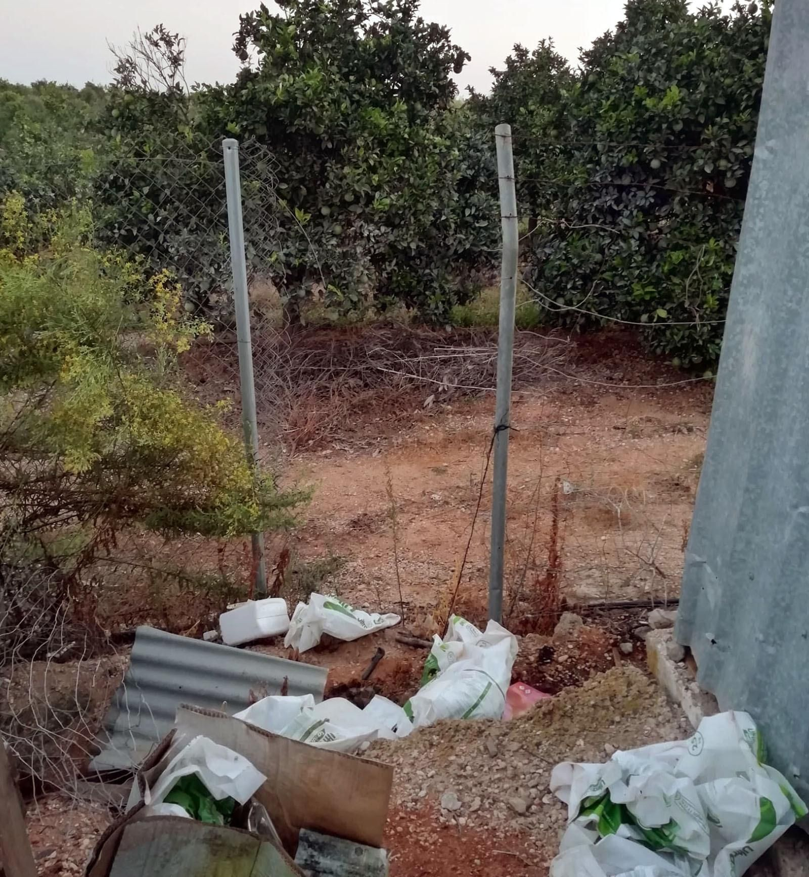 Una de las vallas fracturadas por los ladrones para acceder a la finca