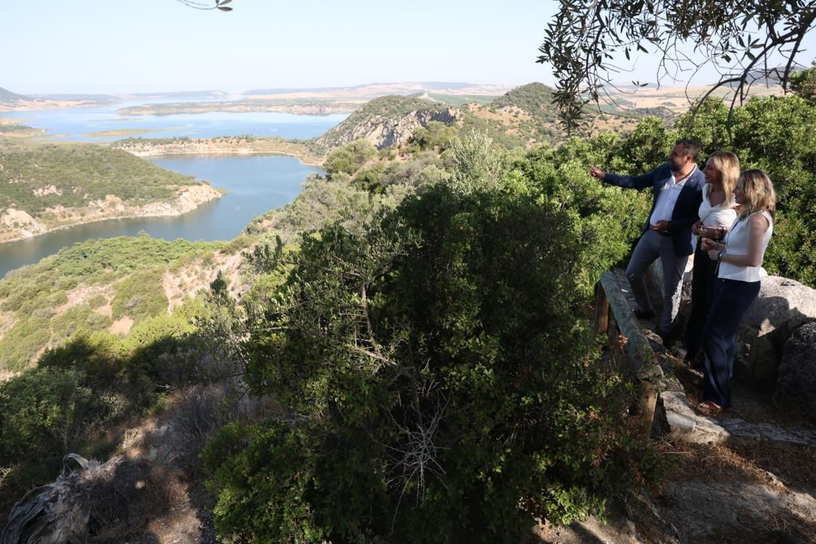 Almudena Martínez, Juan Carlos Sánchez y Vanesa Beltrán, durante la visita al Tajo del Águila.