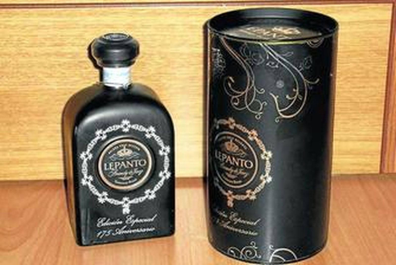 La botella de 'Lepanto Edición Especial 175 Aniversario' y su envase.