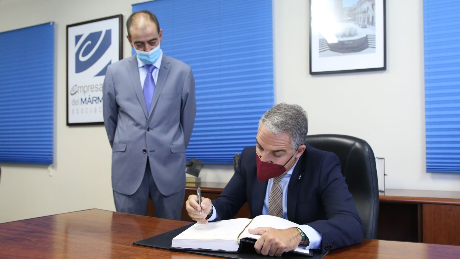 Elías Bendodo firma la adenda al acuerdo de Extenda con AEMA.