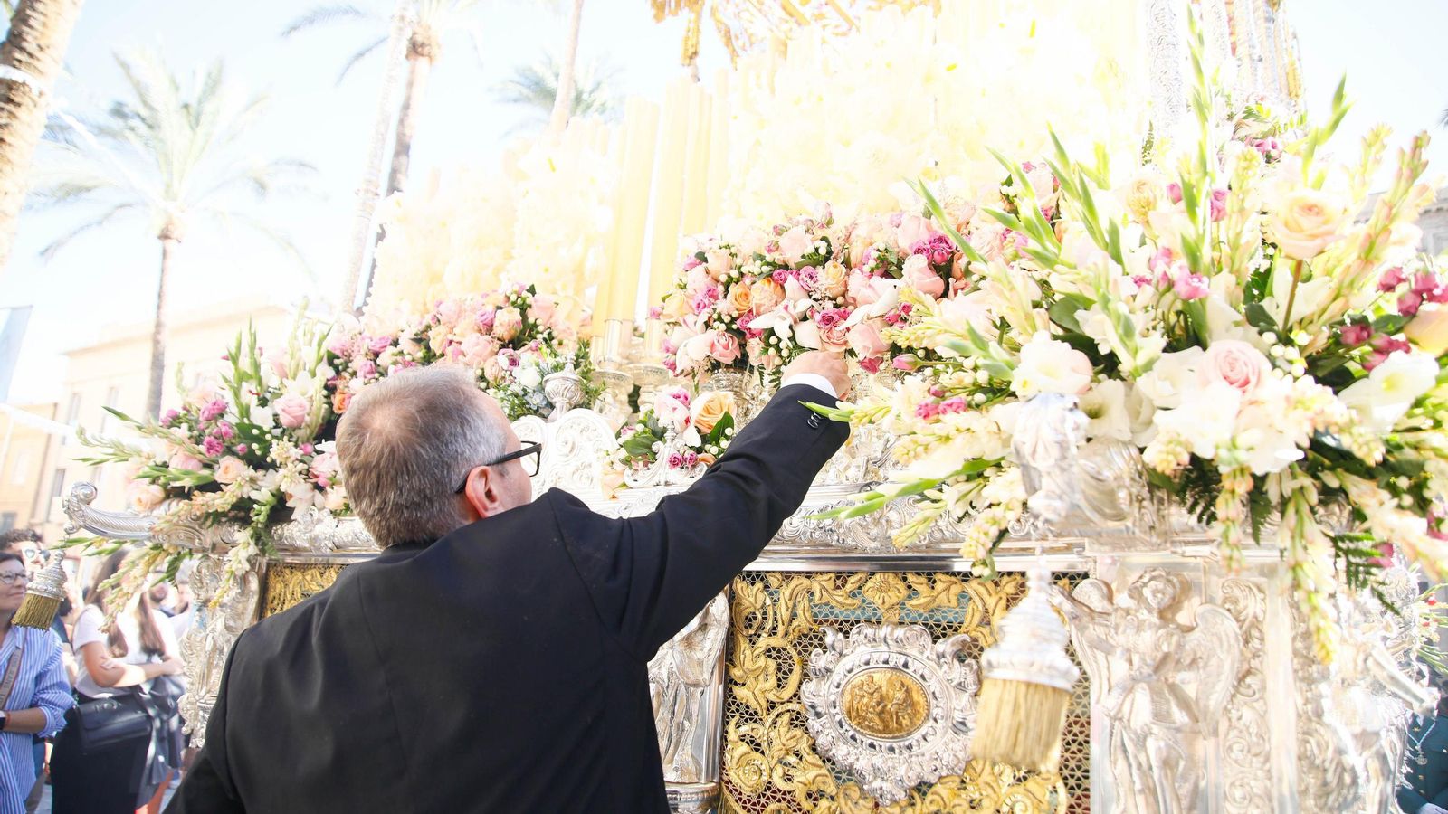 Vea la salida de la Hermandad de Los Ángeles de la Catedral de Almería