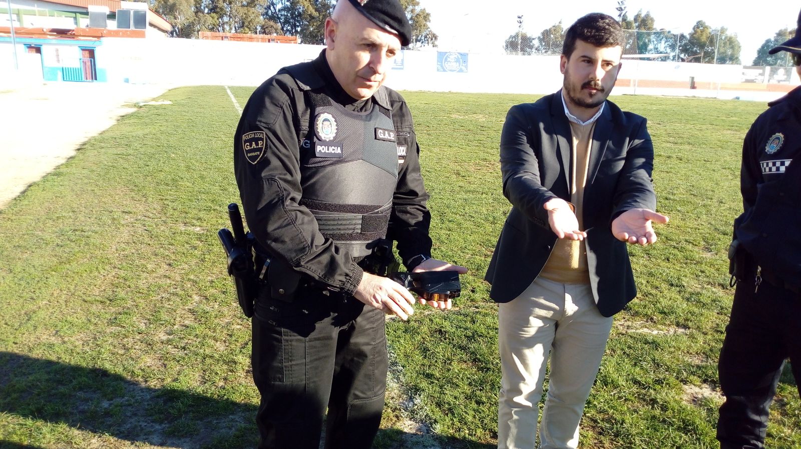 El oficial, Ángel Albalate muestra la pistola eléctrica en presencia del concejal de Seguridad, Javier Rodríguez.
