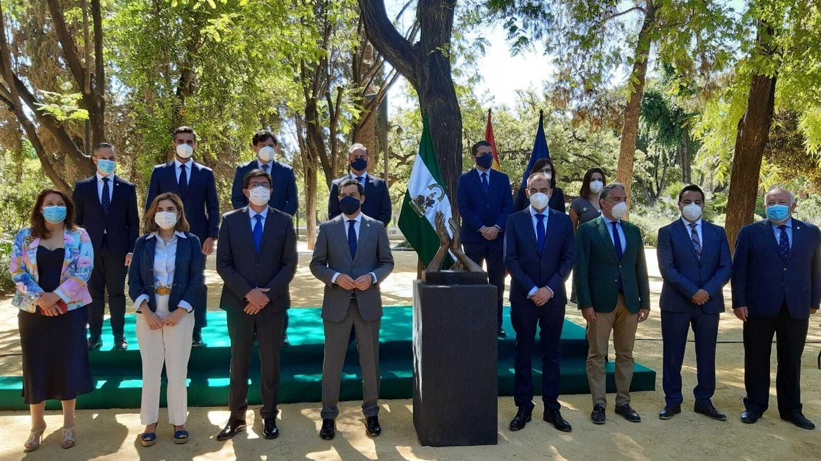 En el acto estuvieron presentes el alcalde de Almería, Ramón Fernández-Pacheco, el presidente de AEMA, Jesús Posadas, y el escultor, José Antonio Navarro Arteaga.