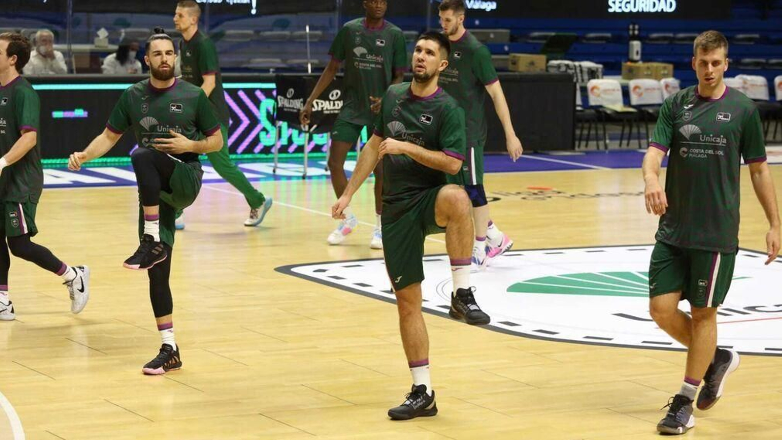 El Unicaja, en un calentamiento reciente, con Bouteille en el centro.