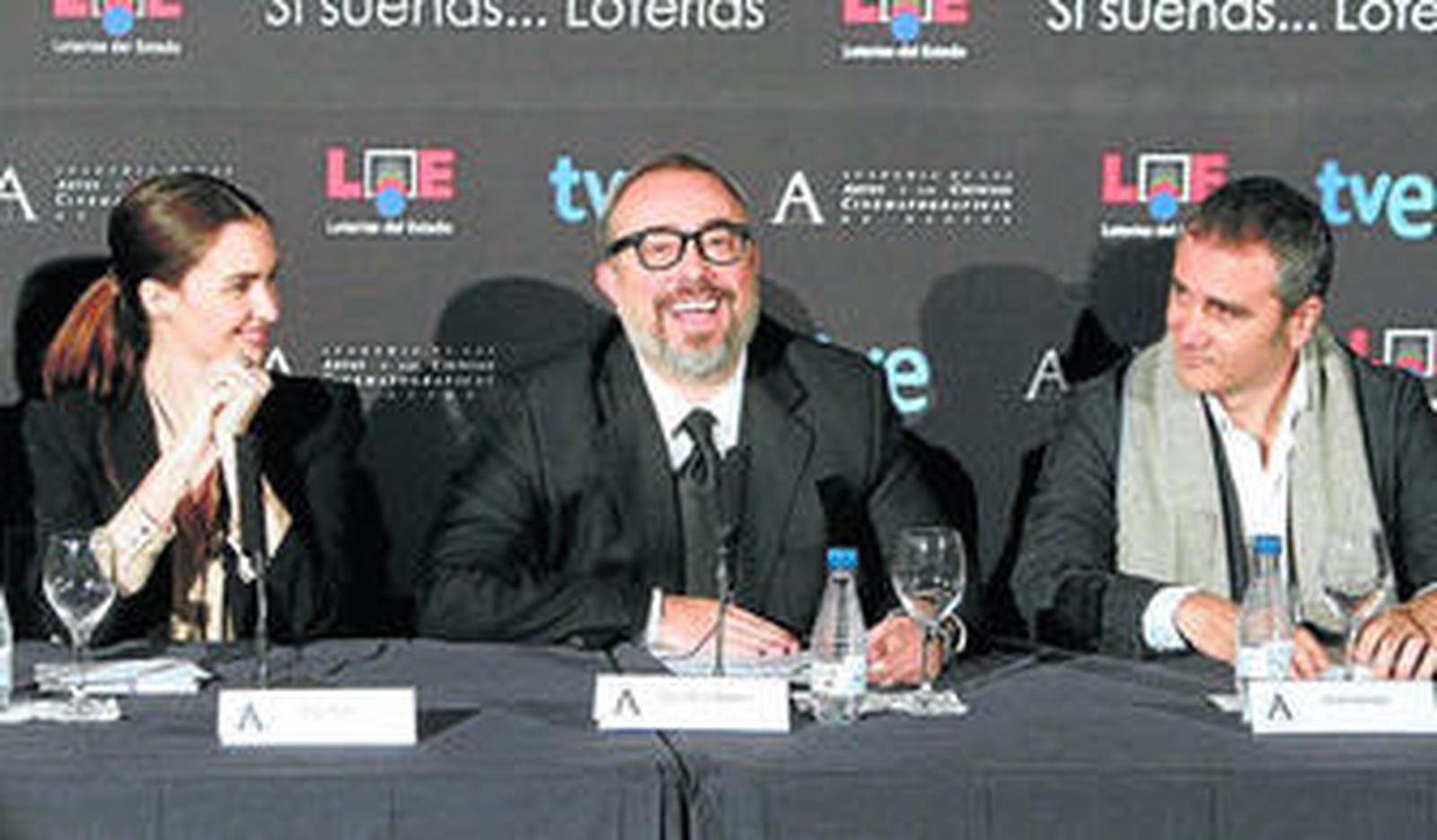 Álex de la Iglesia, en el centro, con Paz Vega y Javier Fesser, ayer, durante el anuncio de las candidaturas.