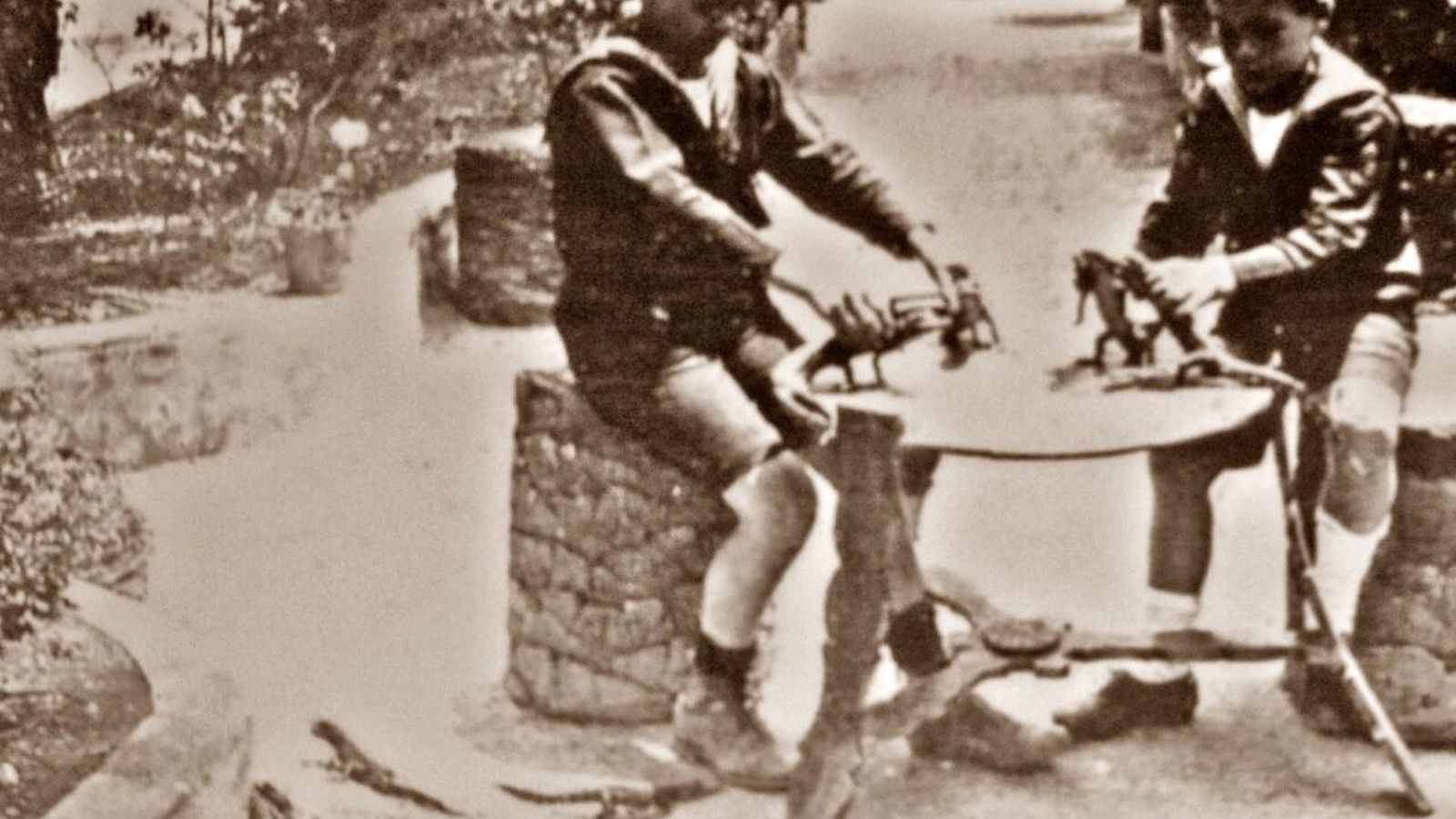 Los hermanos Pepe y Perico Pan García-Pelayo, jugando con las crías.