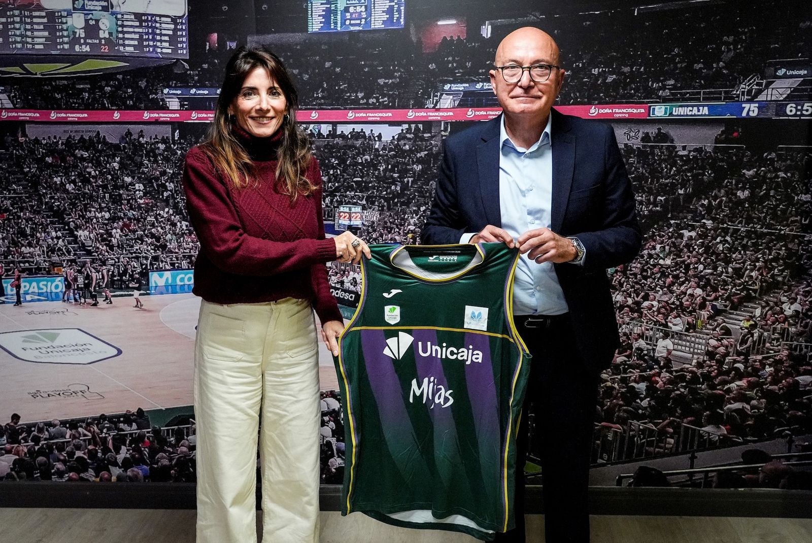 La alcaldesa de Mijas, Ana Mata, y el presidente del Club Unicaja Baloncesto, Antonio Jesús López Nieto.
