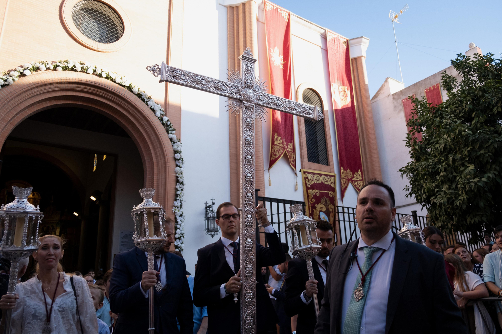 La procesión extraordinaria de la Virgen de los Dolores del Cerro del Águila, en imágenes