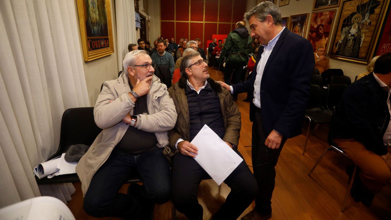 José Antonio Fernández, a la derecha de la imagen, dialoga con Mario Jiménez y Manolo Díaz en una asamblea de la Agrupación.