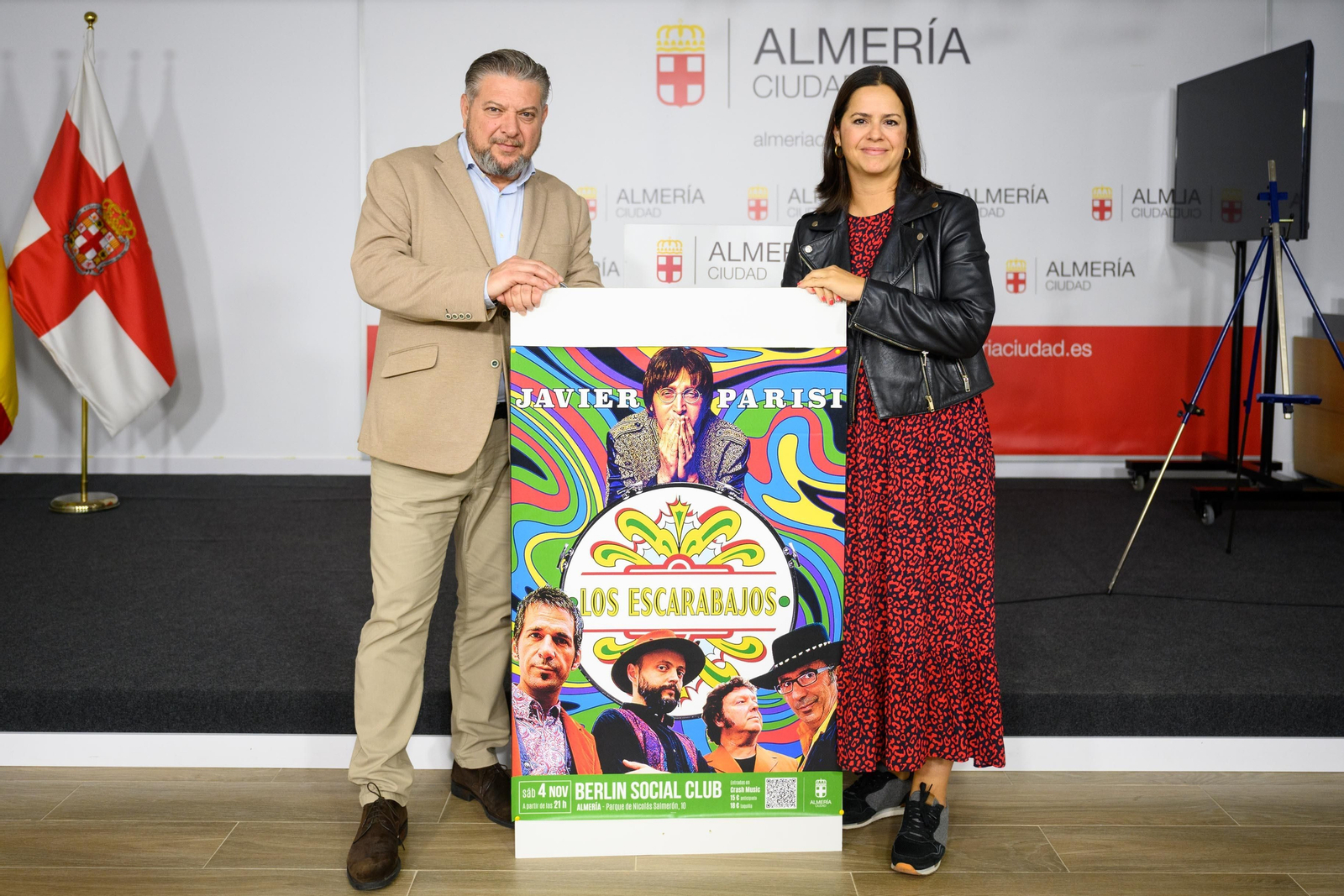 El concejal Diego Cruz con Violeta Ferrer de Crash Music.