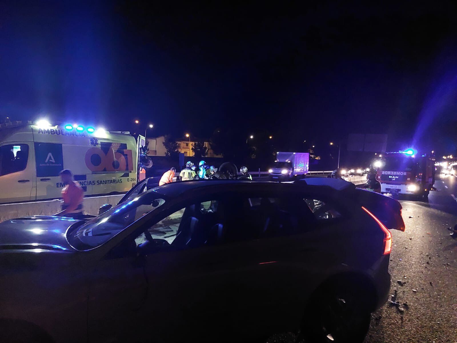 Los bomberos y el 061 actúan en el accidente.