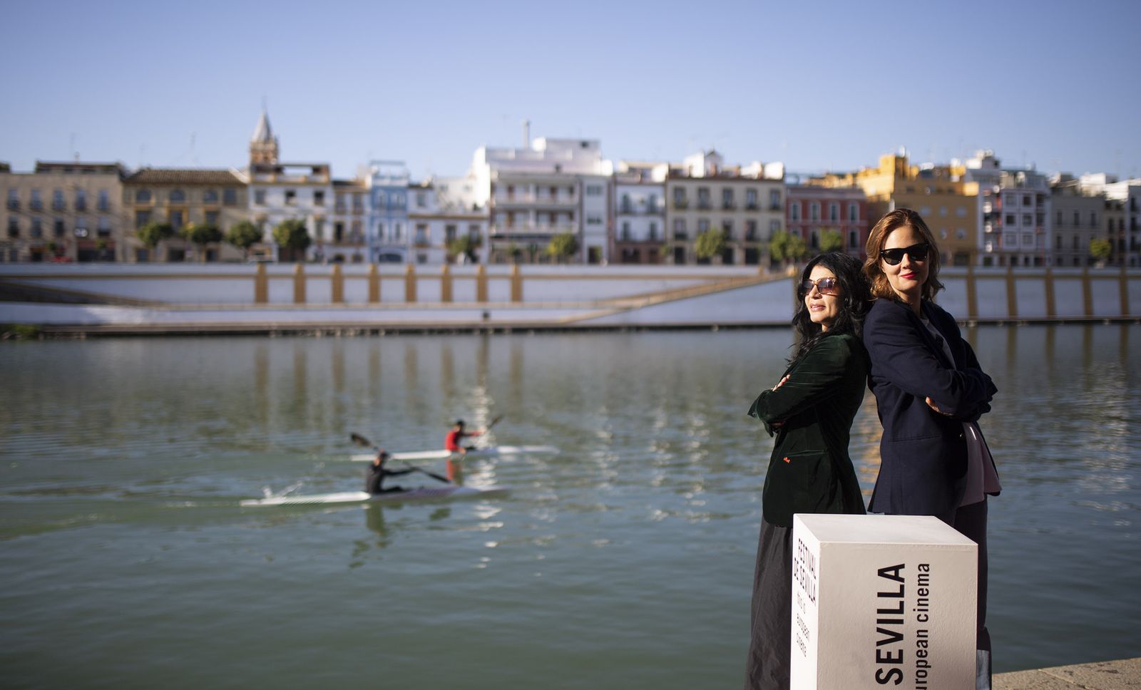 La macedonia Teona Strugar Mitevska y la parisina Justine Triet posan juntas ante el río de Sevilla.