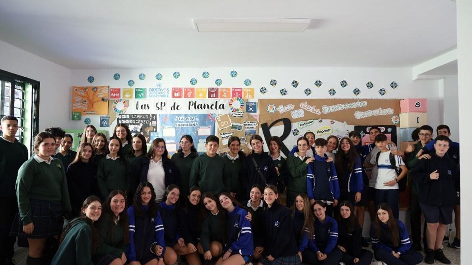 Alumnos del Colegio La Reina posan frente a un mural sobre los ODS. Alumnos del Colegio La Reina posan frente a un mural sobre los ODS.