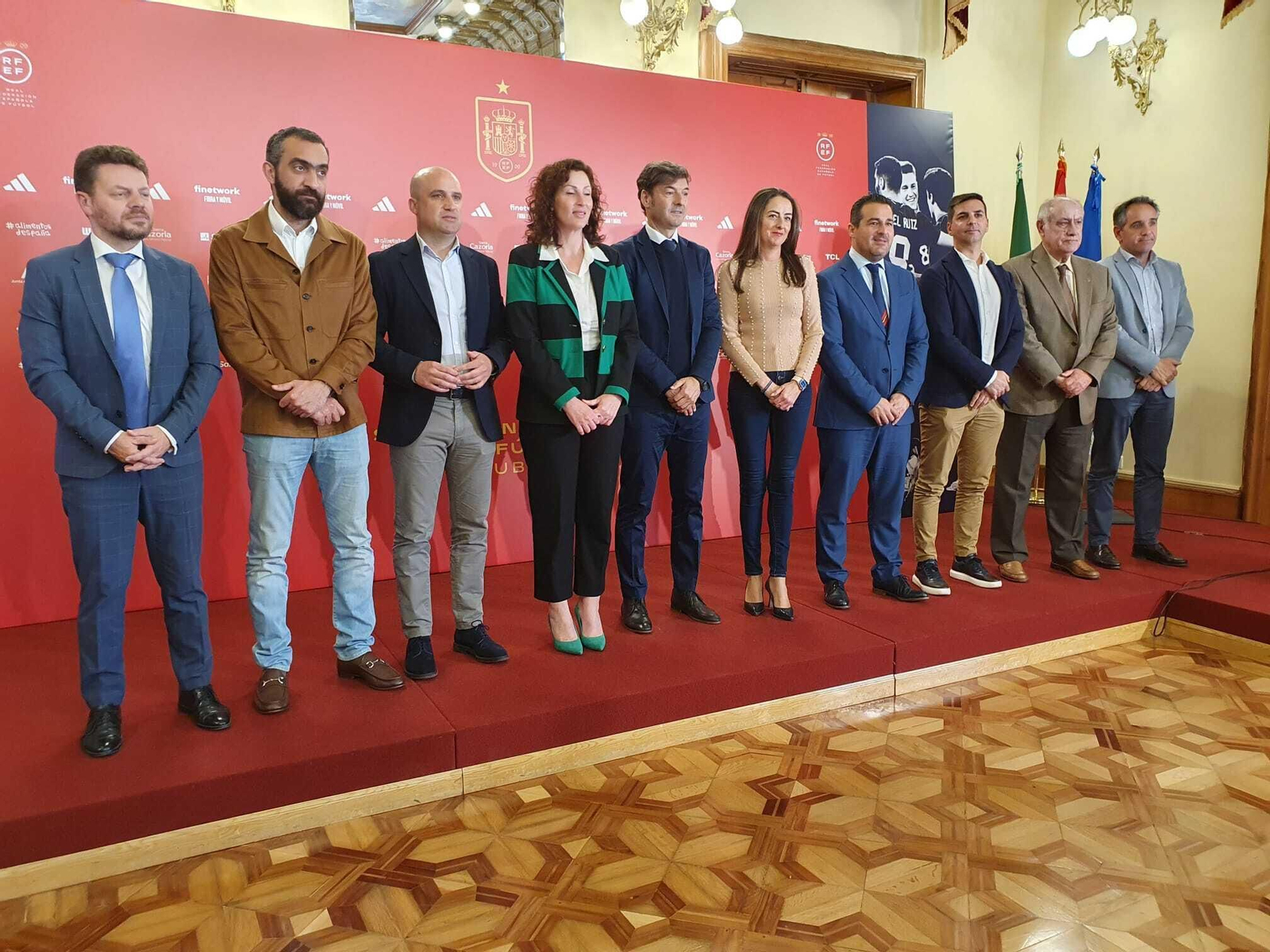 Los representantes de las distintas instituciones colaboradoras posan con motivo de la presentación del partido.