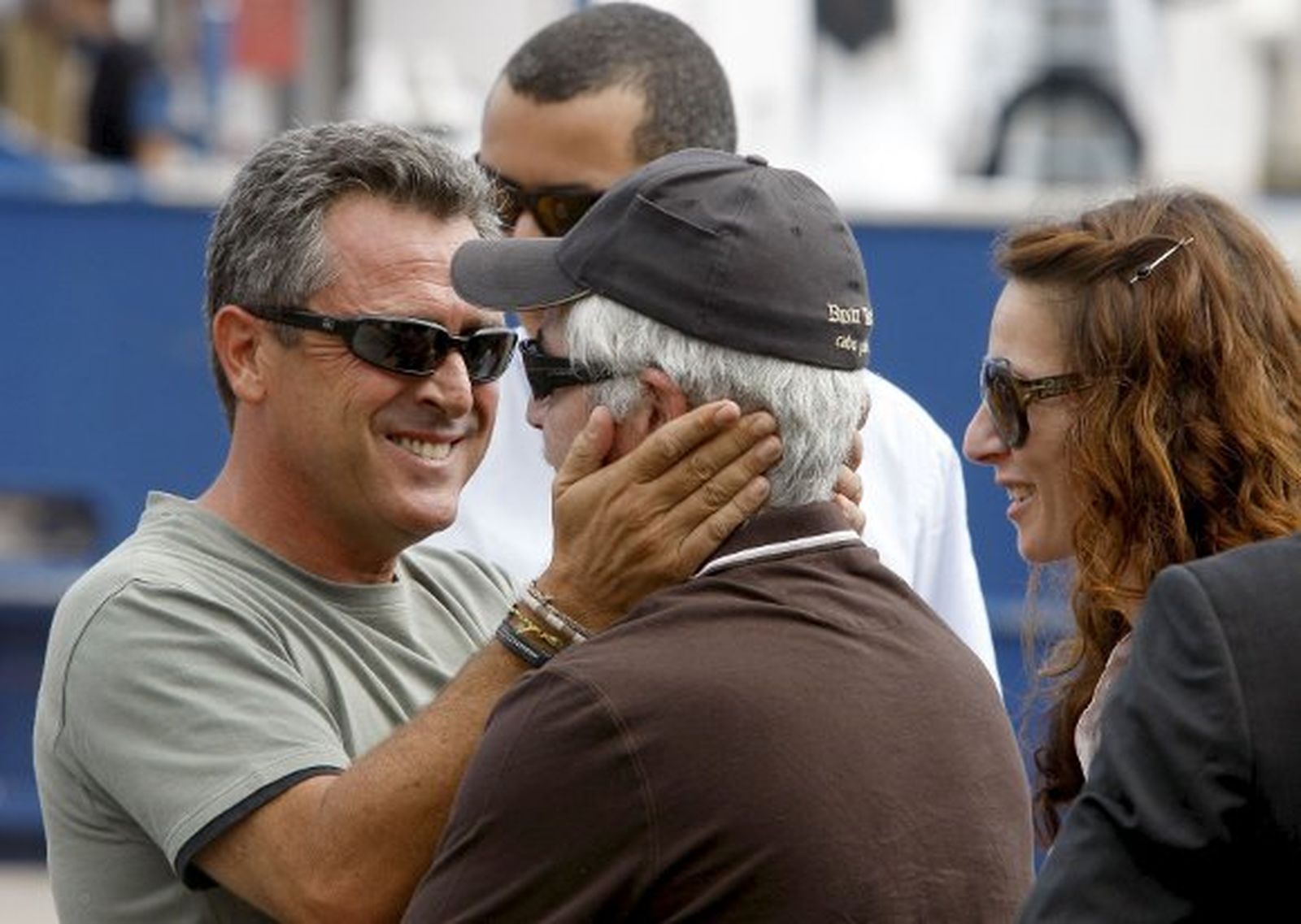 Tripulantes y familiares del 'Alakrana' se funden por fin en un abrazo