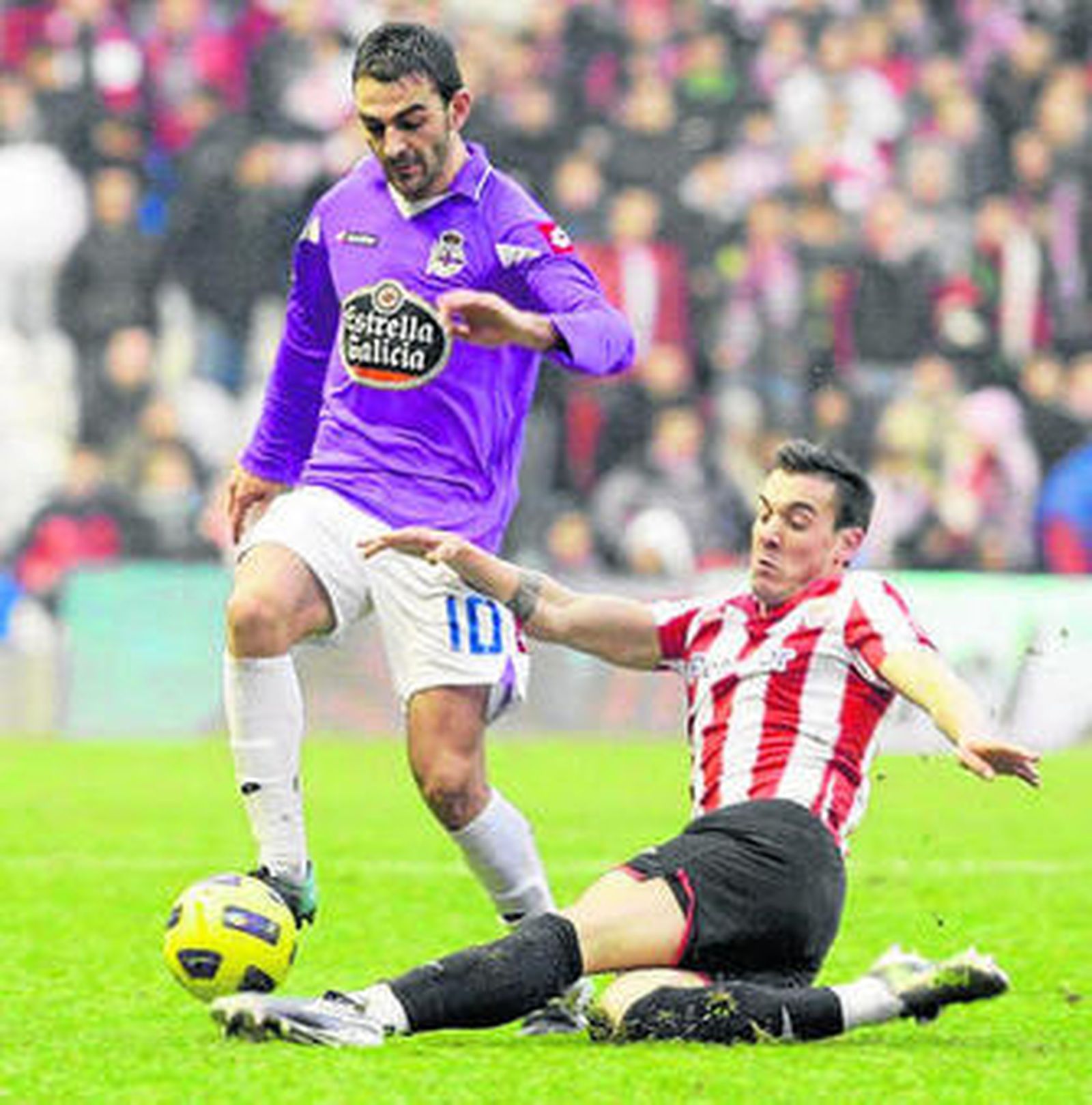 Castillo se tira al suelo para frenar la internada de Adrián.