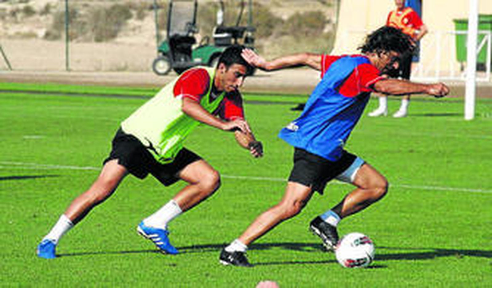Pellerano persigue a Ortiz Bernal en el campo de entrenamiento de Cuevas.
