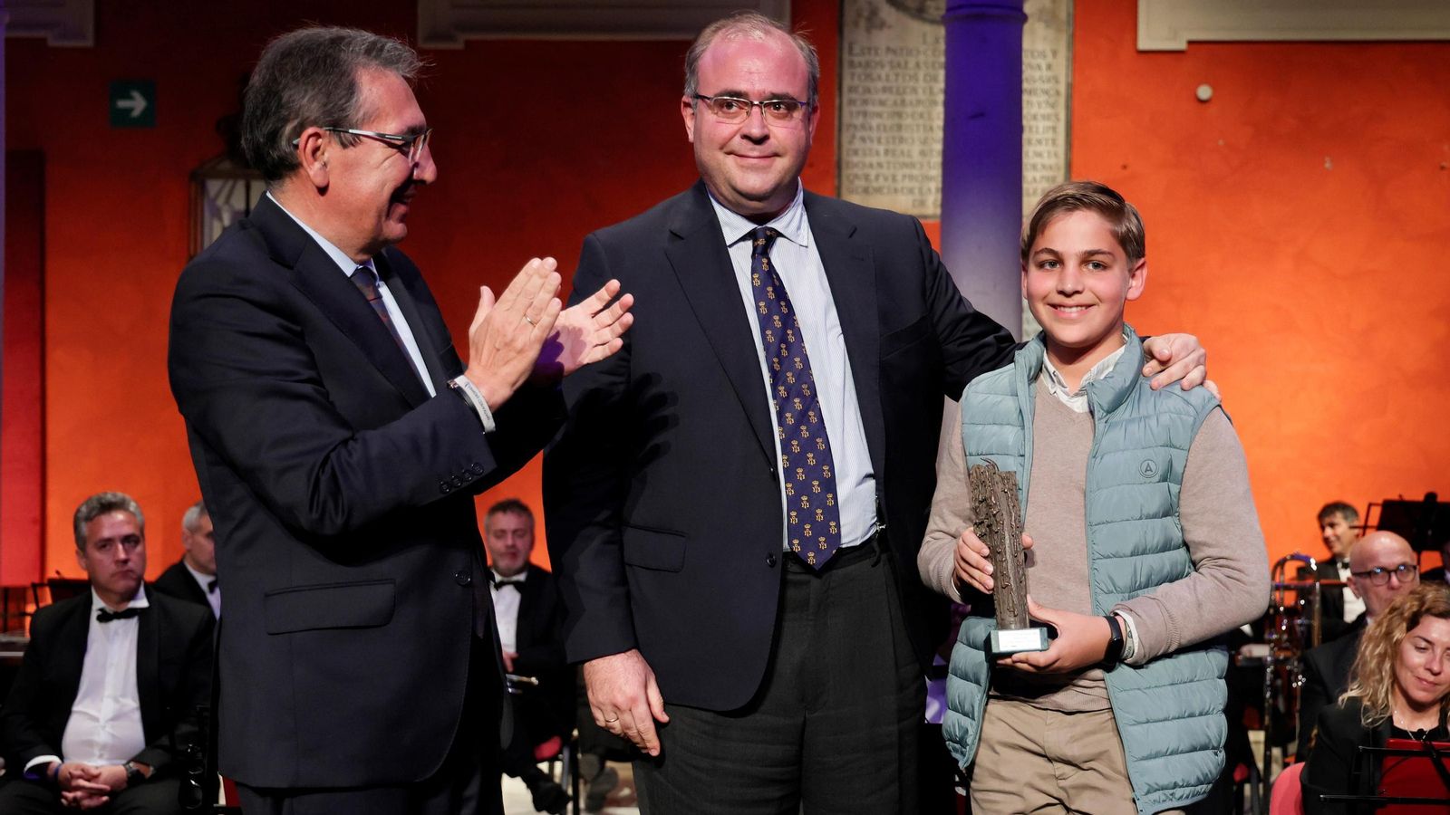 Antonio Pulido entrega el galardón a Carlos Navarro que lo recoge con su hijo Manuel.