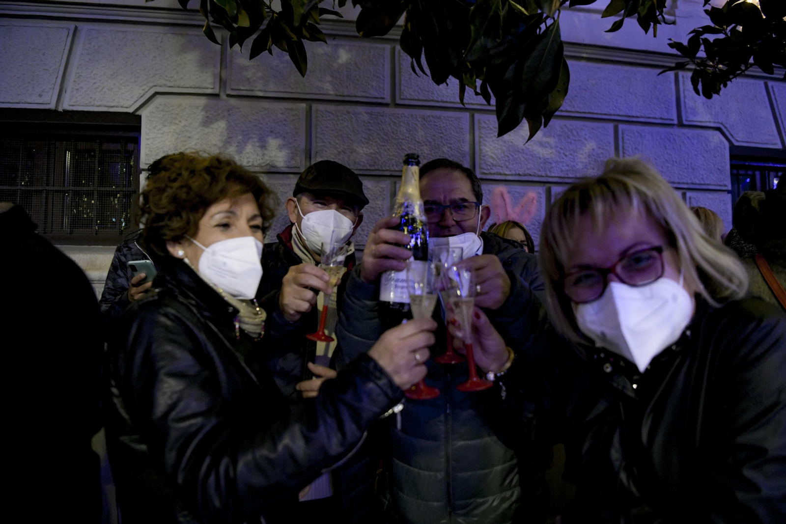Así fue la Nochevieja 2021 en Granada, en imágenes: uvas en una Plaza del Carmen vallada y ambiente de fiesta en la calle