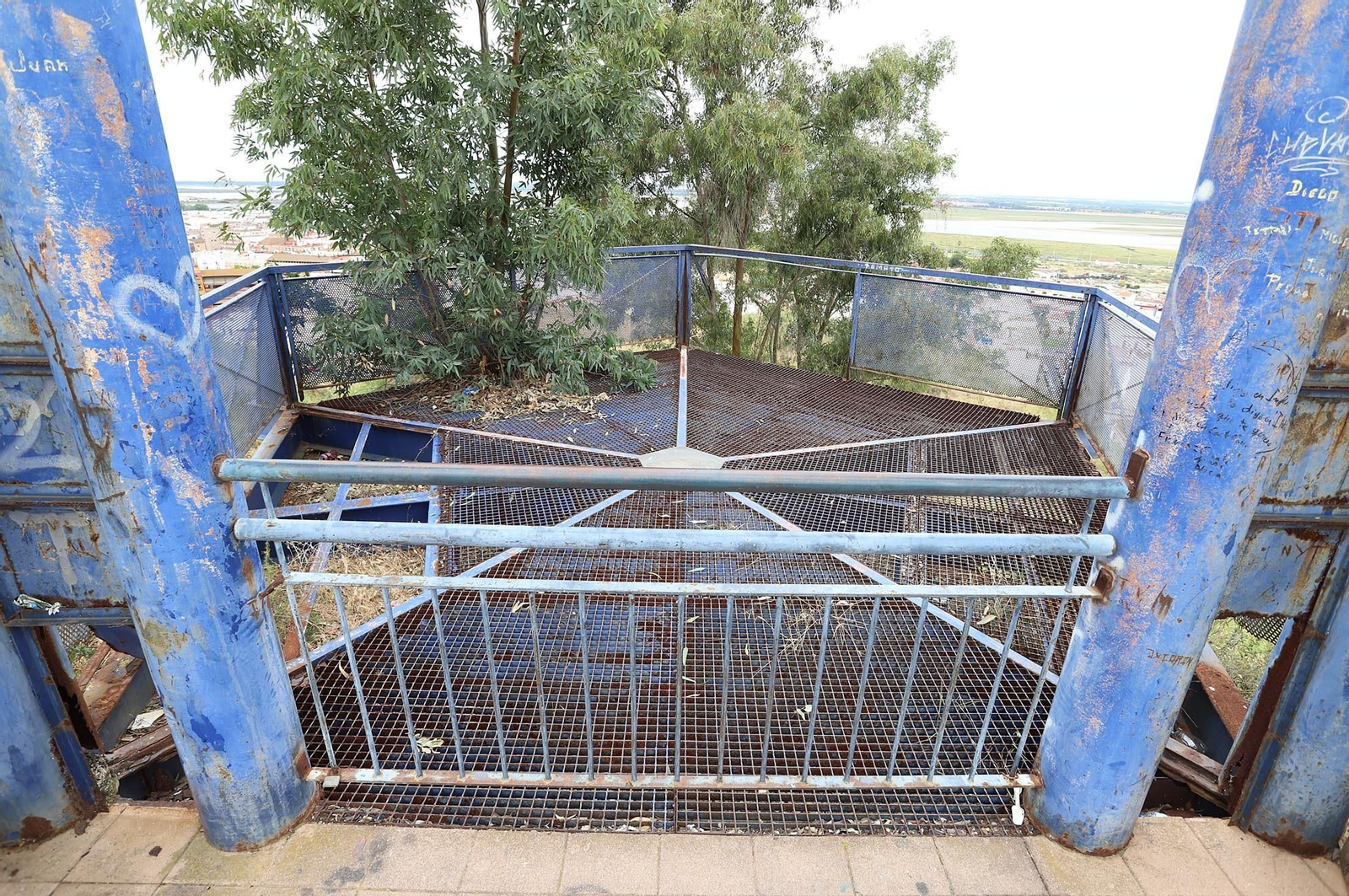 Imágenes de la suciedad, deterioro y abandono de los miradores del Conquero