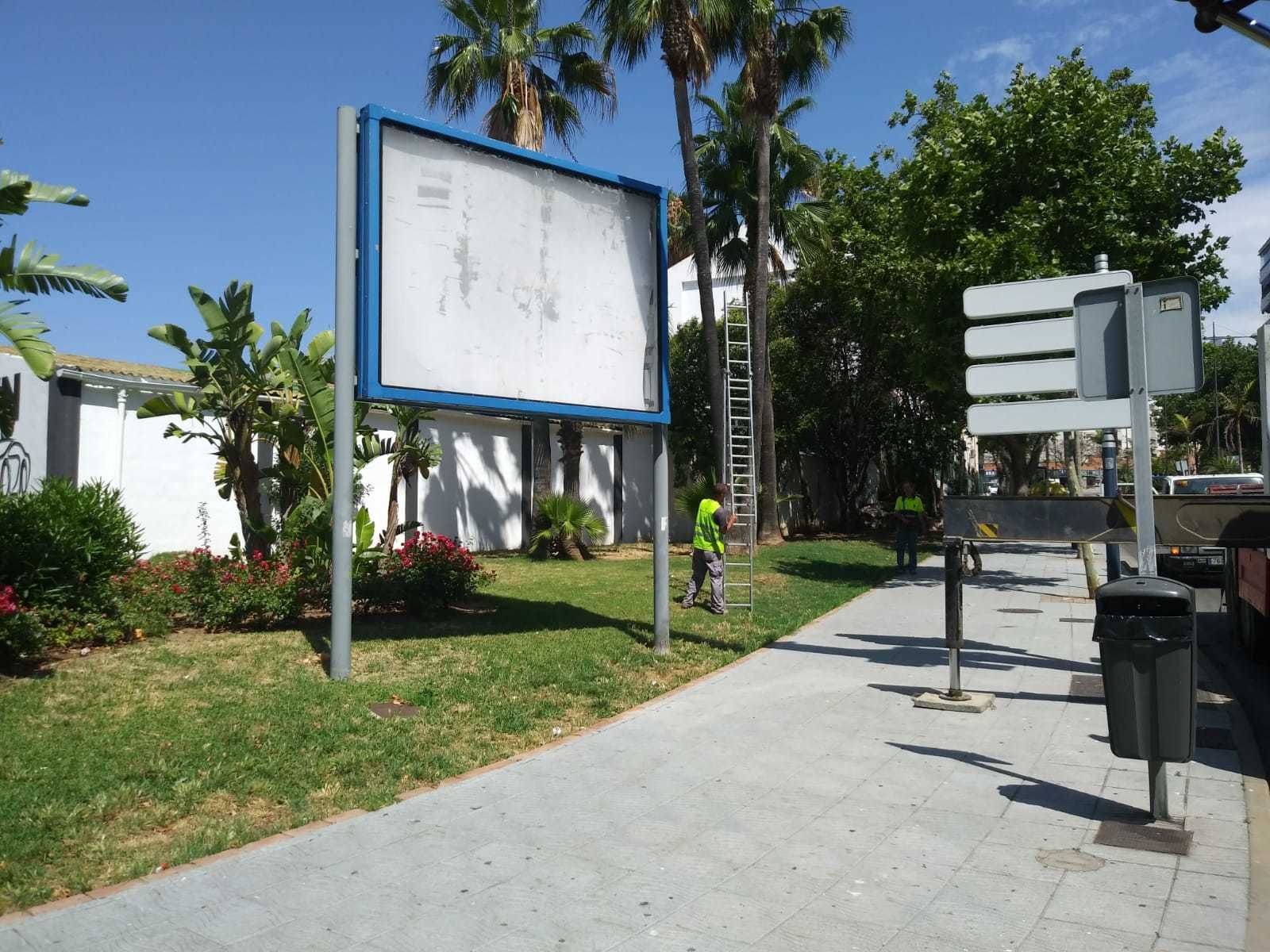 El Ayuntamiento de Marbella retira cerca de 30 vallas publicitarias instaladas sin permiso