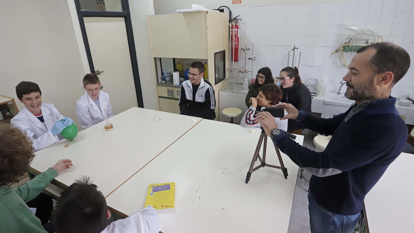 El profesor se dispone a grabar un experimento explicado por dos alumnos.