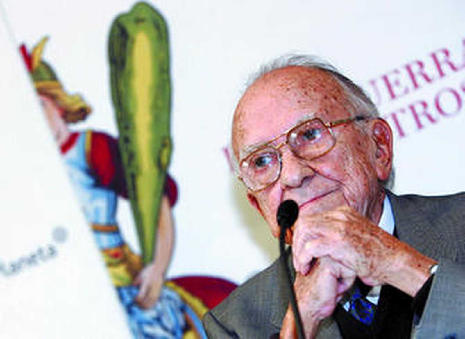 Carrillo aguarda  el comienzo de la presentación de su último libro, ayer en Madrid.