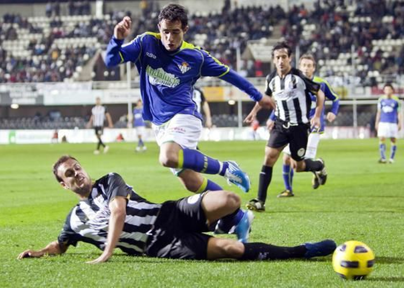 Los de Pepe Mel se dejan remontar en dos minutos.

Foto: LOF