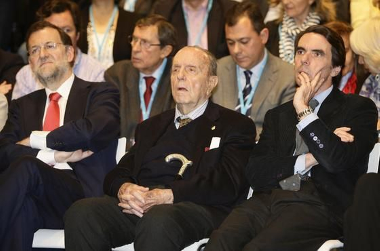 (Derecha-izquierda)José María Aznar, ex presidente del Gobierno; Manuel Fraga, fundador del PP; y  Mariano Rajoy,actual número uno del partido, durante la inauguración de la Convención del PP celebrada en Sevilla.

Foto: Antonio Pizarro