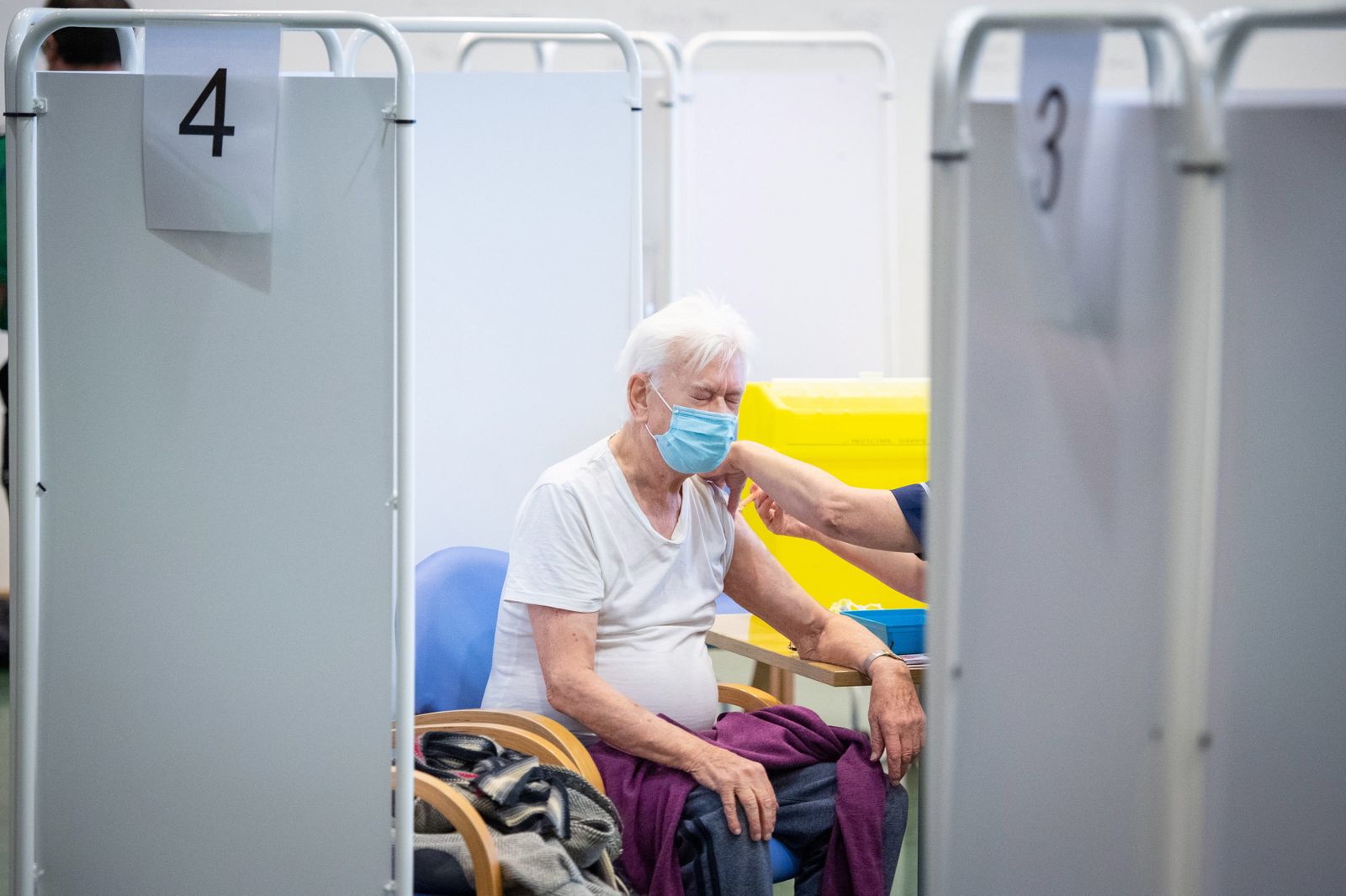 Boxes de vacunación instalados en la localidad de Epsom, Reino Unido, uno de los países analizados en el estudio.