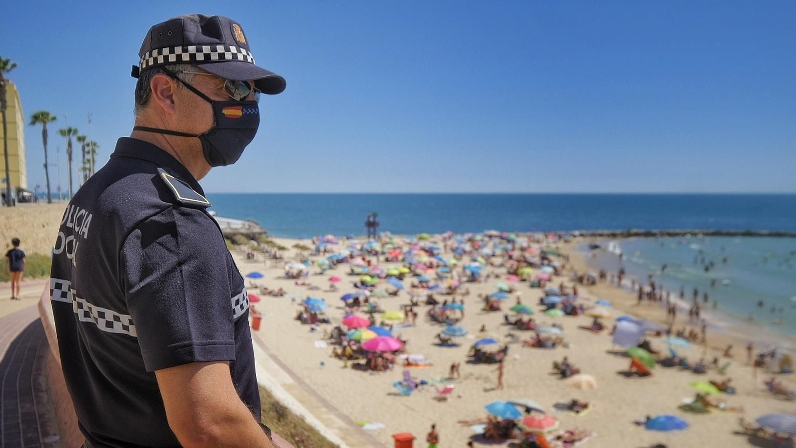 Un agente de la Policía Local vigila Santa maría del Mar, ayer por la tarde.
