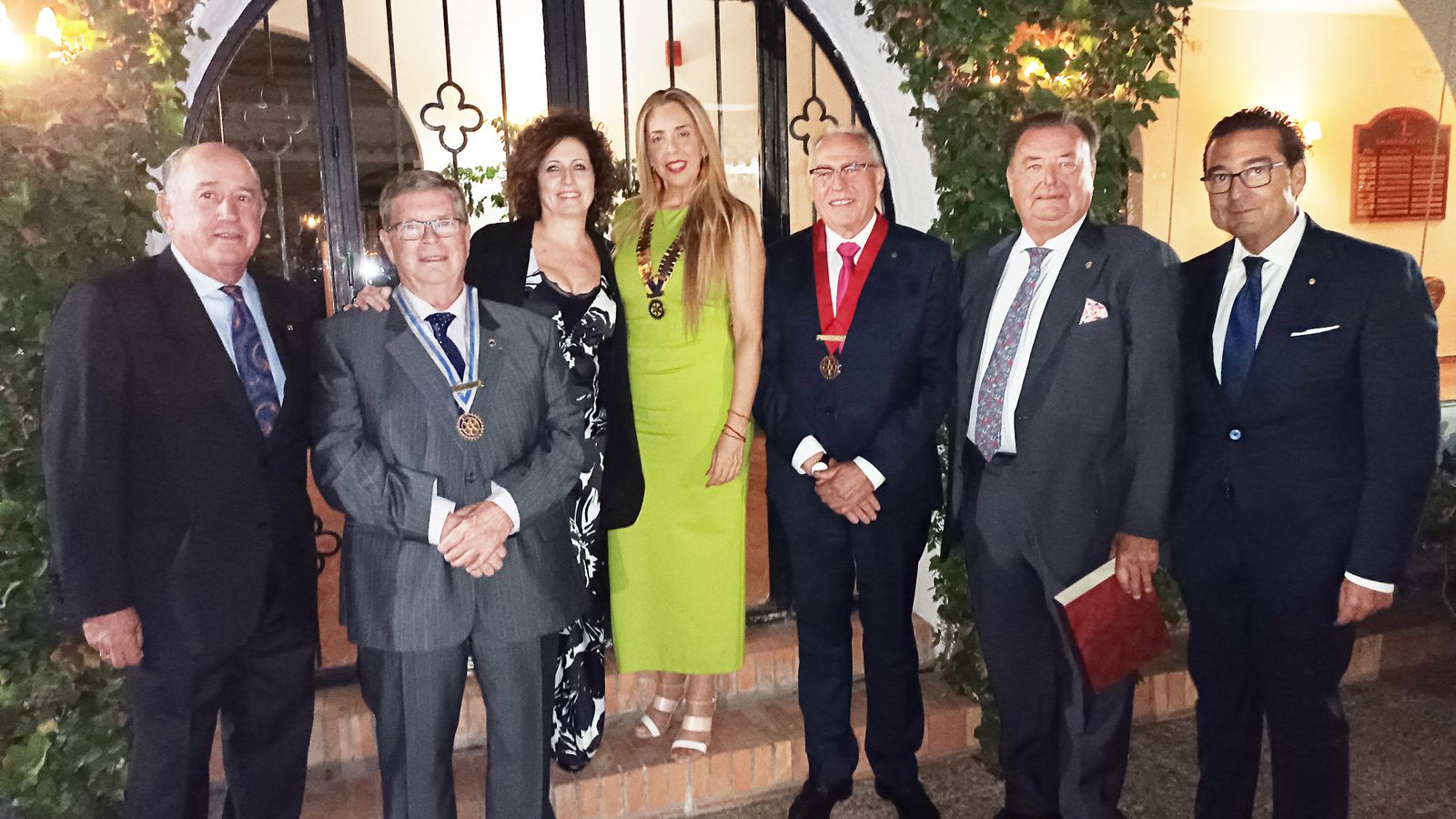Carmen Fernández Sosa, nueva presidenta del Rotary Club Sevilla, con la directiva de la entidad.