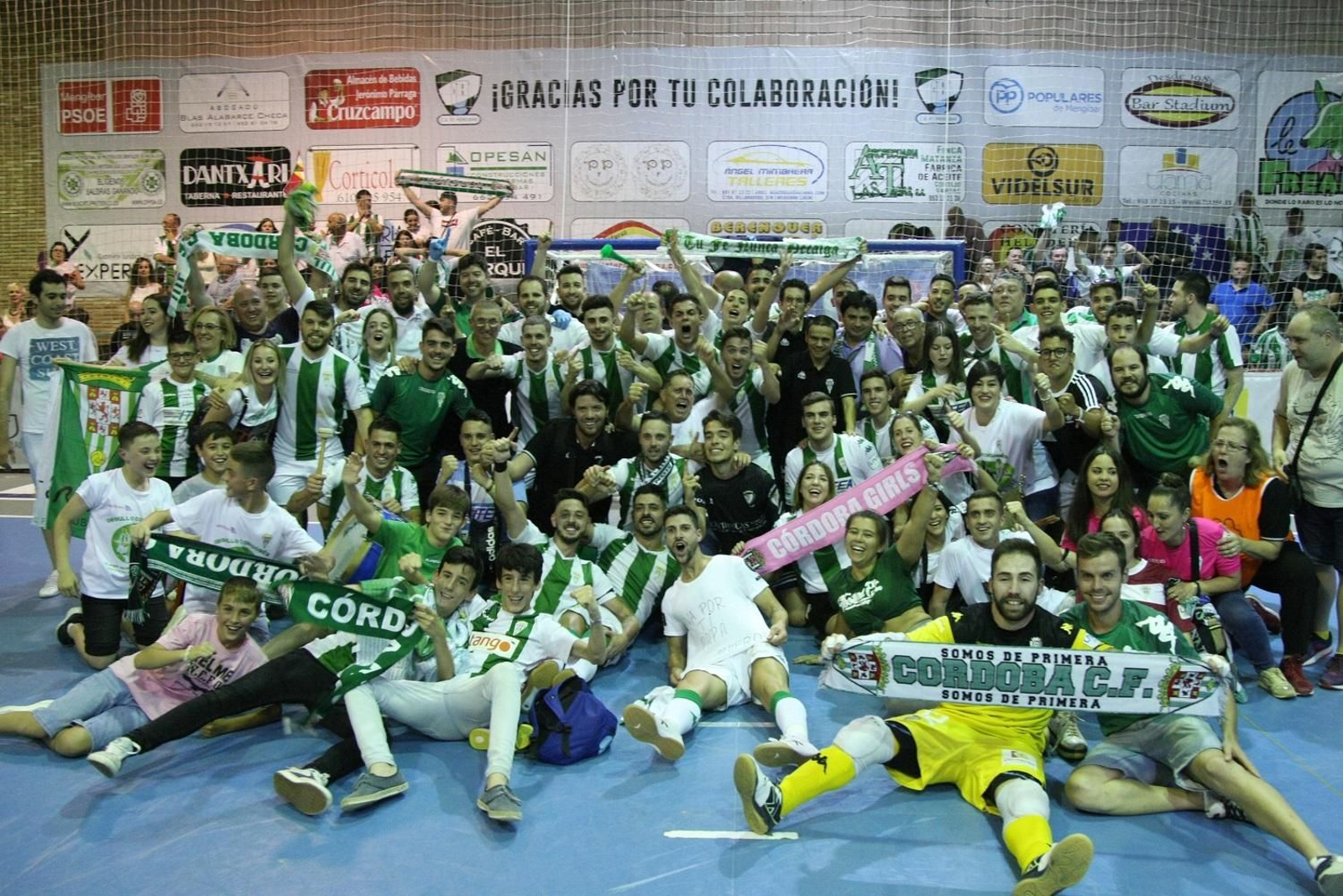 Los jugadores del Córdoba Futsal celebran con la afición el ascenso a Primera logrado en Mengíbar en 2019.