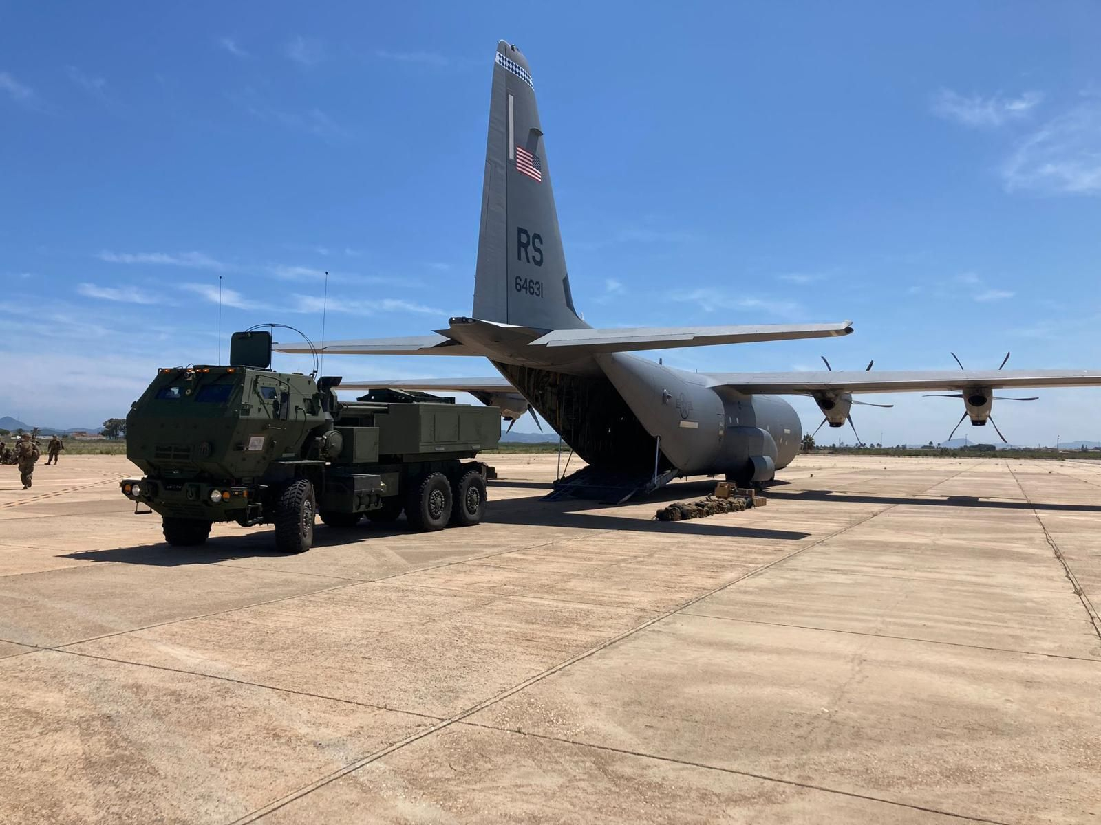 Una batería HIMARS de los marines de EEUU se desplegó desde Noruega hasta la base aérea de San Javier para participar en  Flotex.
